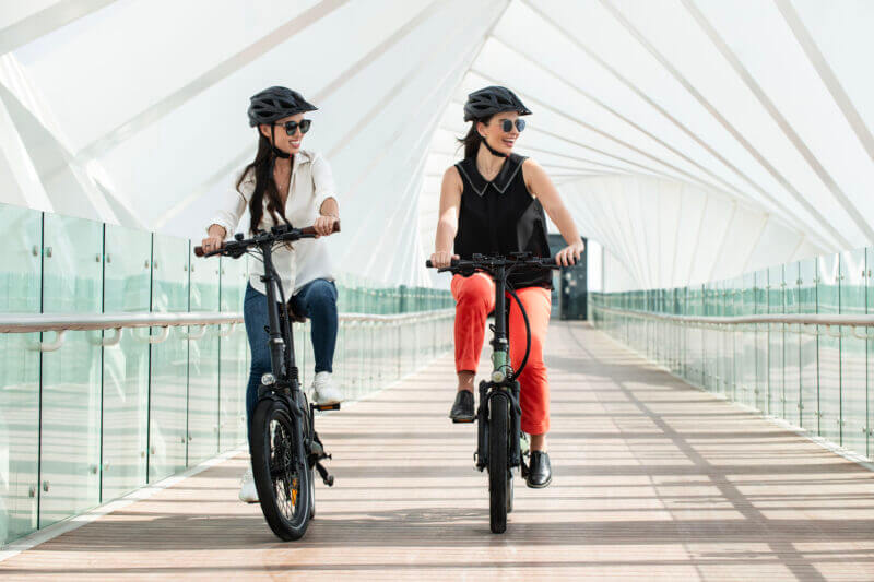 Biyiy Experience - 2 women riding bikes in the city